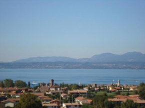 Villa d'epoca sul Lago di Garda con piscina interna e parco con laghetto